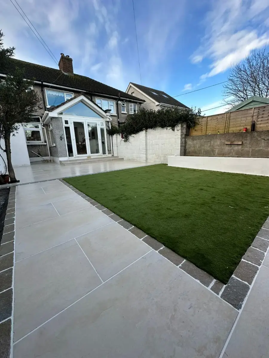 Porcelain patio with artificial grass Dublin