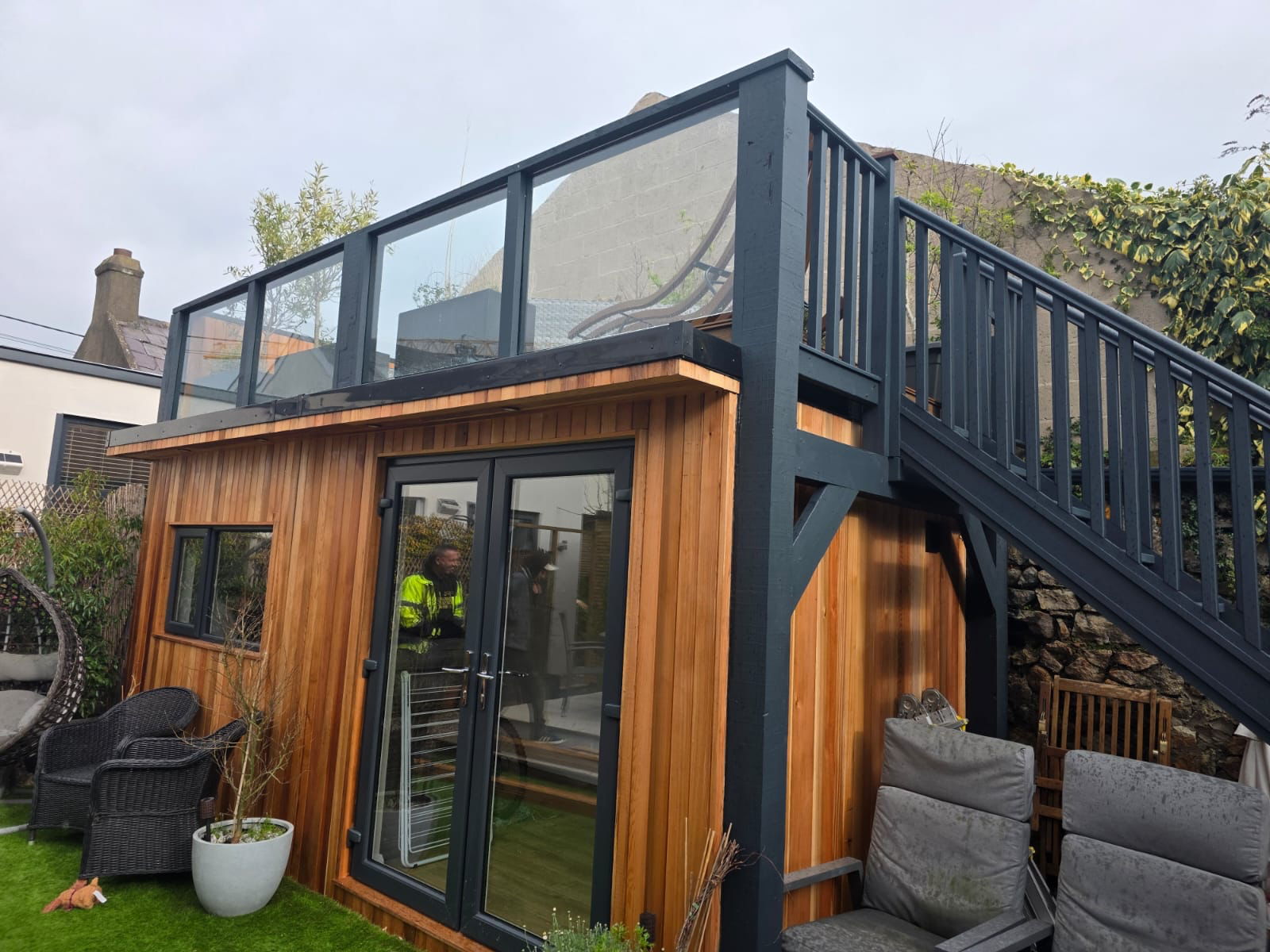 Cedar garden room with rooftop terrace and anthracite staircase, Co. Dublin